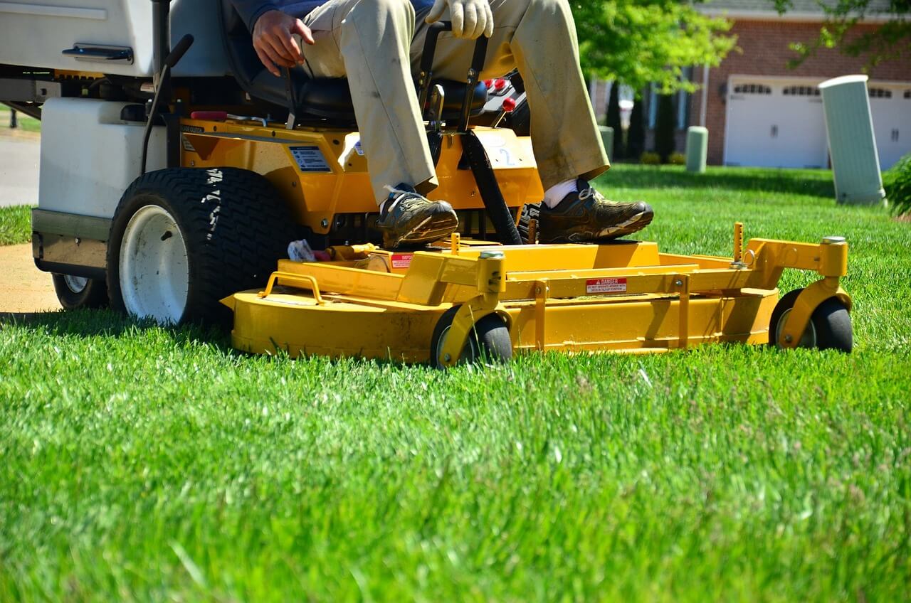 Professional lawn mowing service in Dallas by Medina Landscape Services